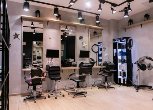 Персона в ТЦ Капитолий